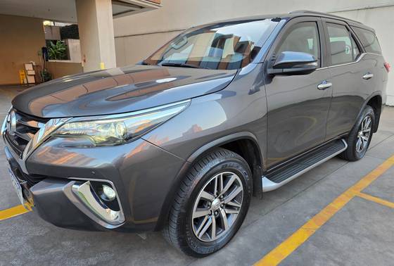 TOYOTA HILUX SW4 2.8 SRX 4X4 7 LUGARES 16V TURBO INTERCOOLER DIESEL 4P AUTOMÁTICO